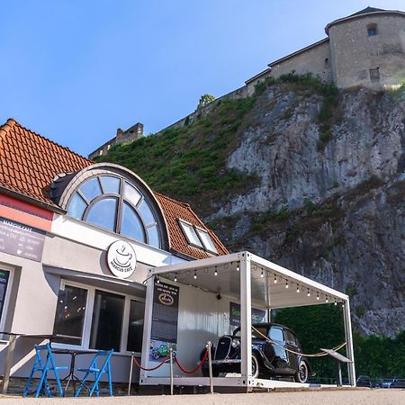 Trenčín Lovely 4-Bedroom Flat In Historical Center With Stunning View מראה חיצוני תמונה