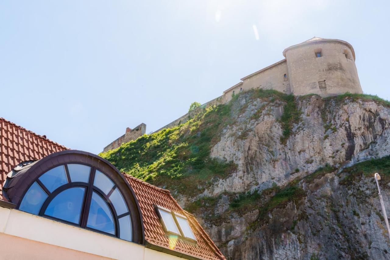 Trenčín Lovely 4-Bedroom Flat In Historical Center With Stunning View מראה חיצוני תמונה